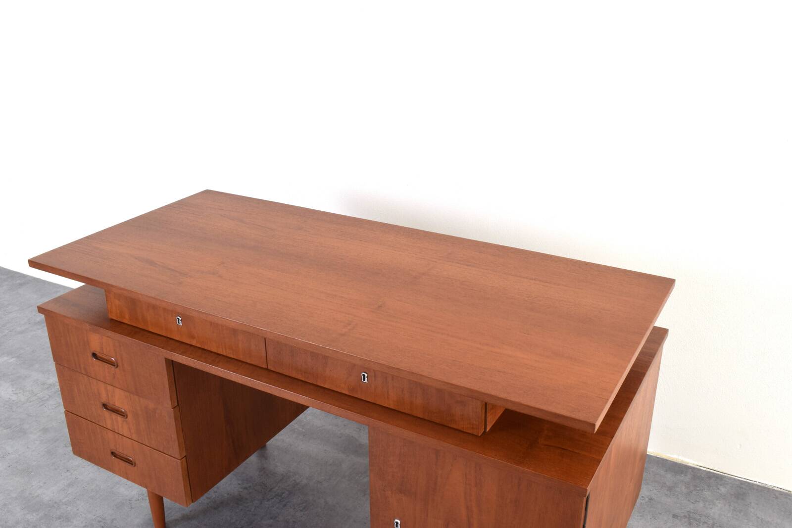 Bureau en teck des années 1960.