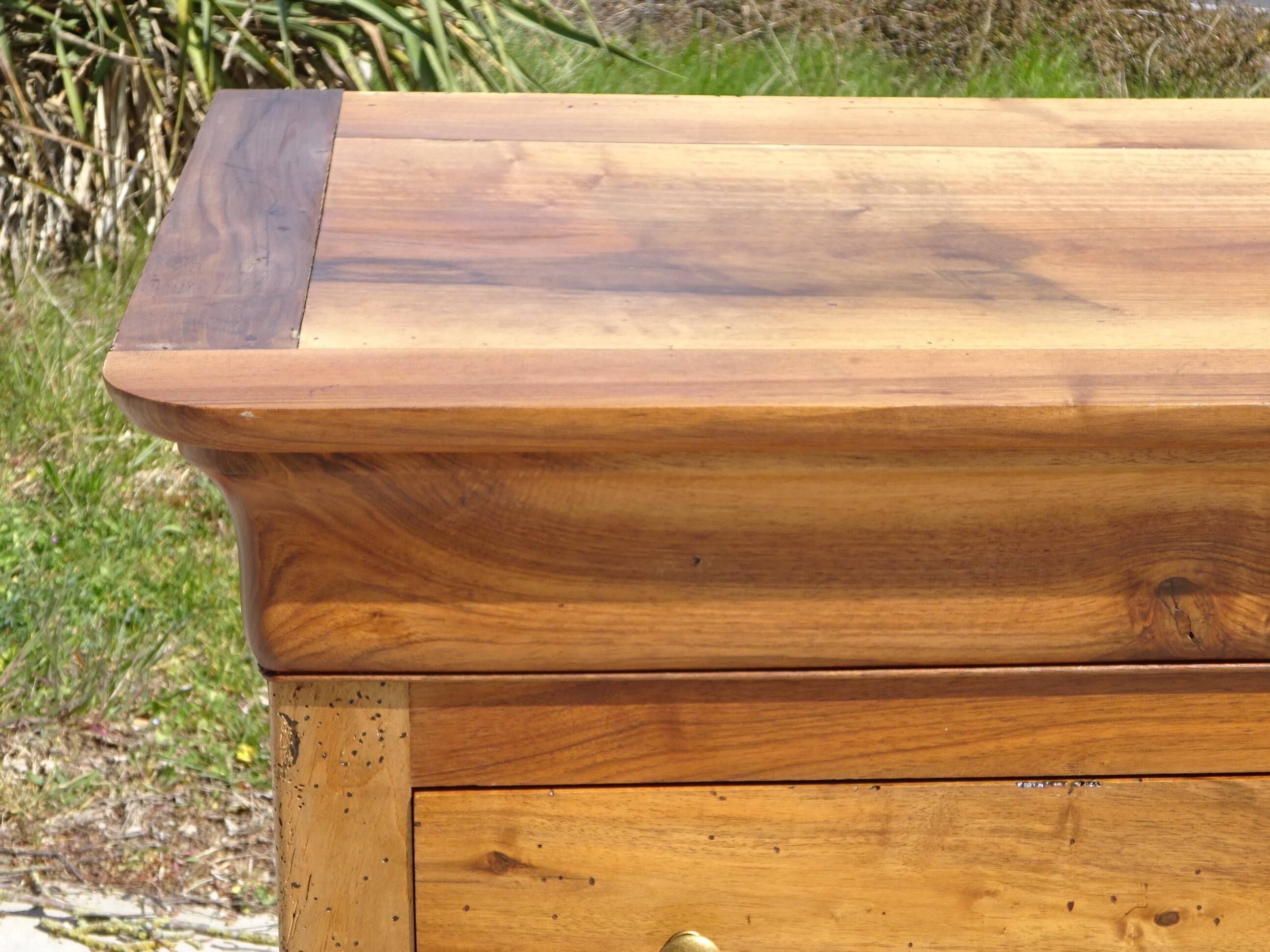 Antique Louis Philippe chest of drawers in solid walnut.