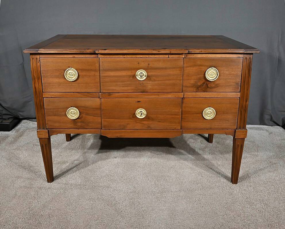 Walnut Jumping Commode, Louis XVI period – Late 18th century