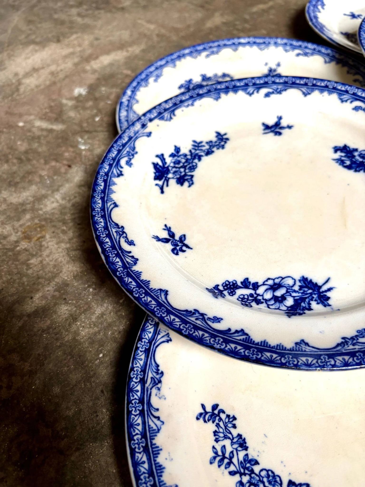 6 assiettes plates Staffordshire en terre de fer bleue