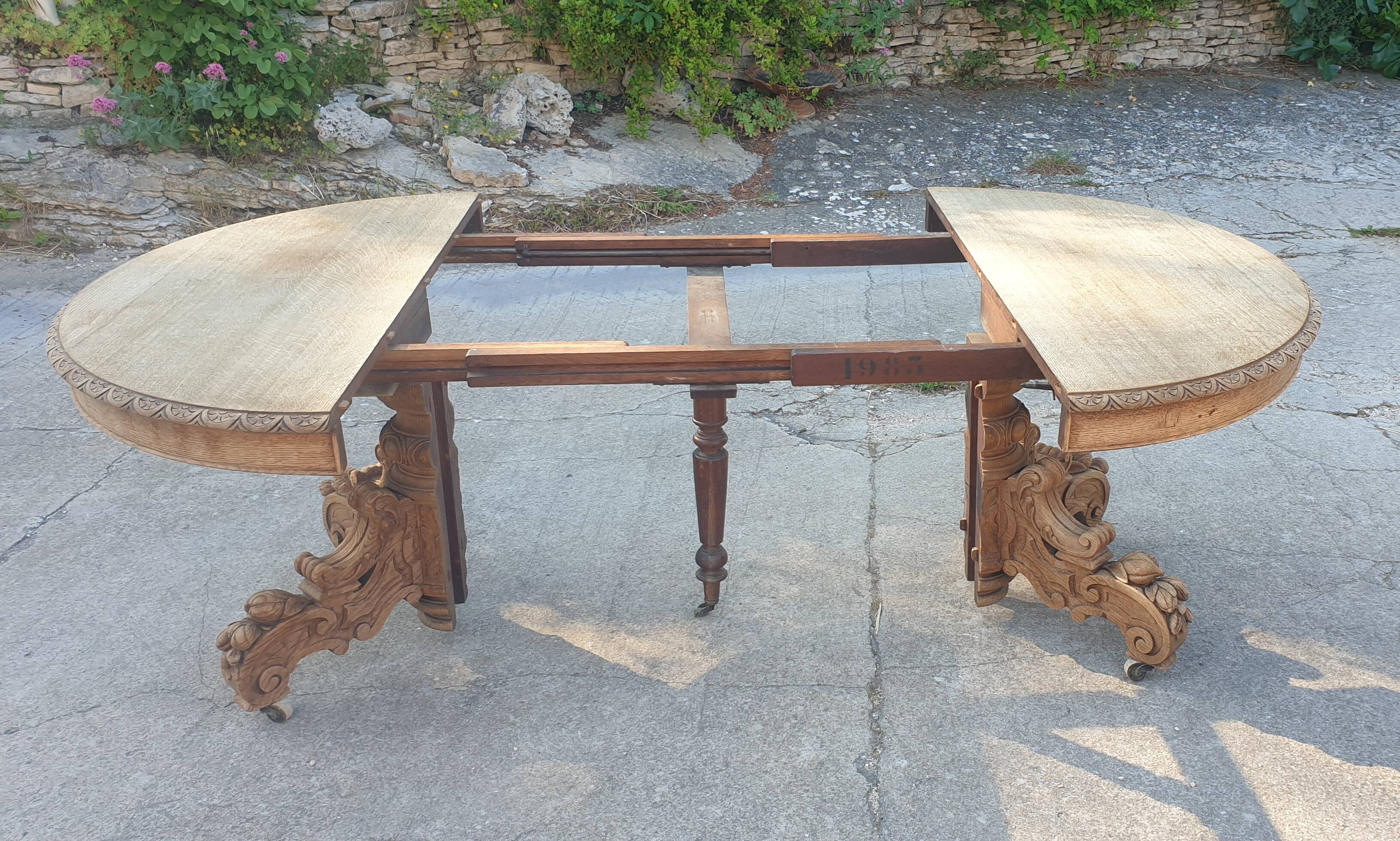 Table with central leg in solid oak, natural wood, carved base