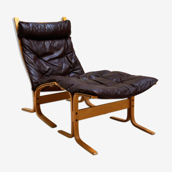 Fauteuil Siesta en cuir marron et son ottoman