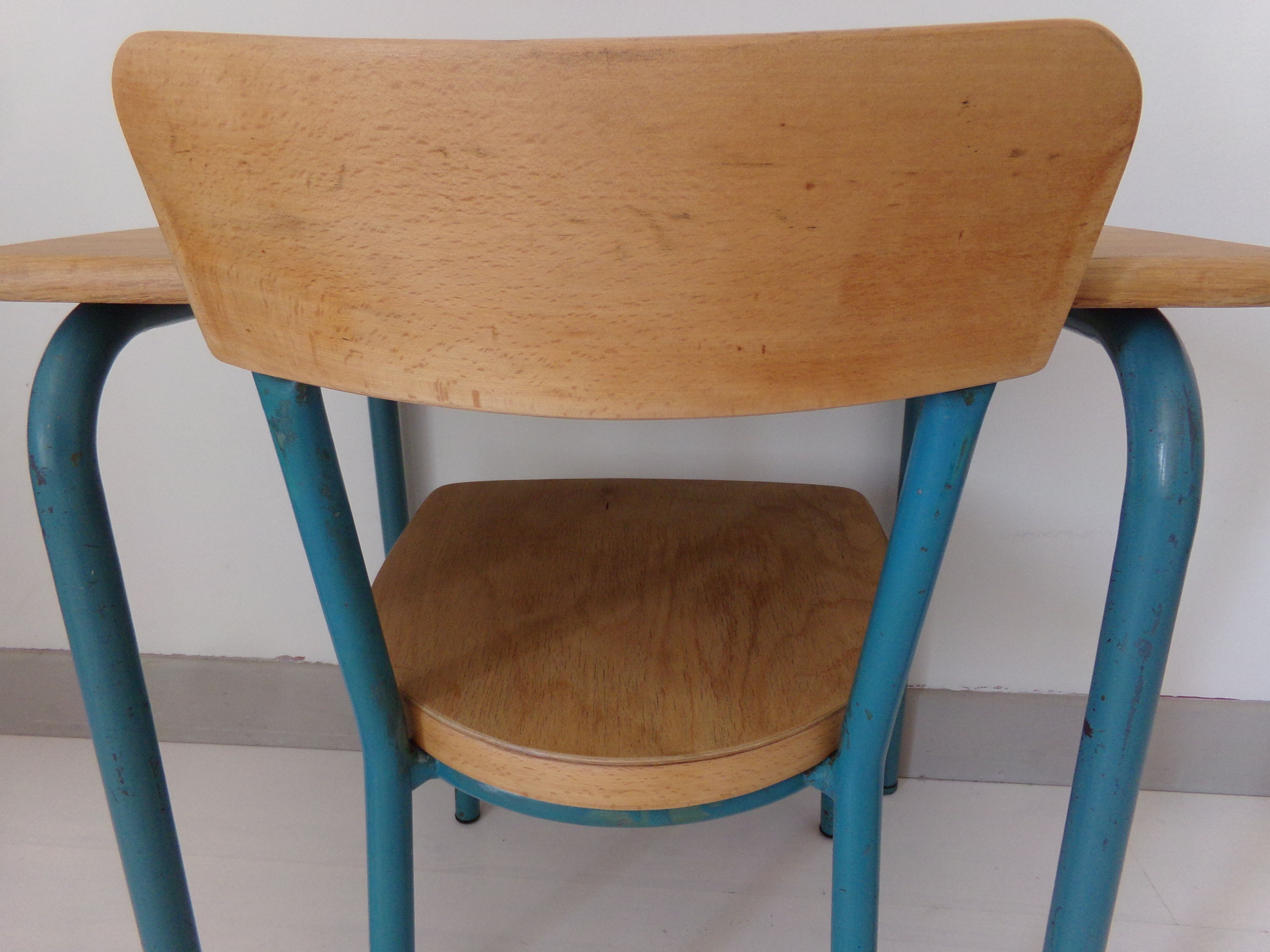 Pupitre de maternelle et sa chaise de la marque Luterma