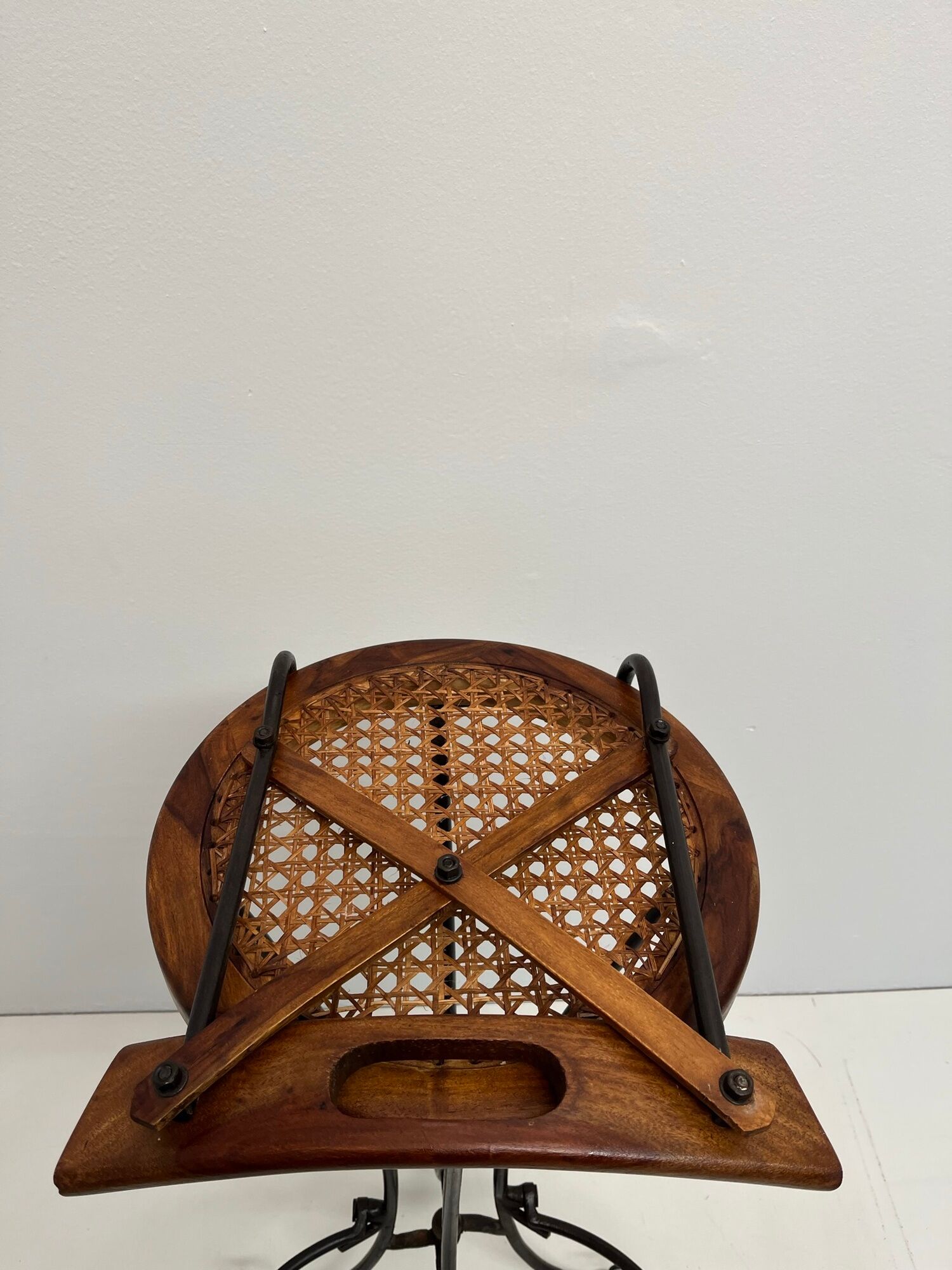 Paire de tabourets de bar vintage en bois et fer forgé avec assises cannées