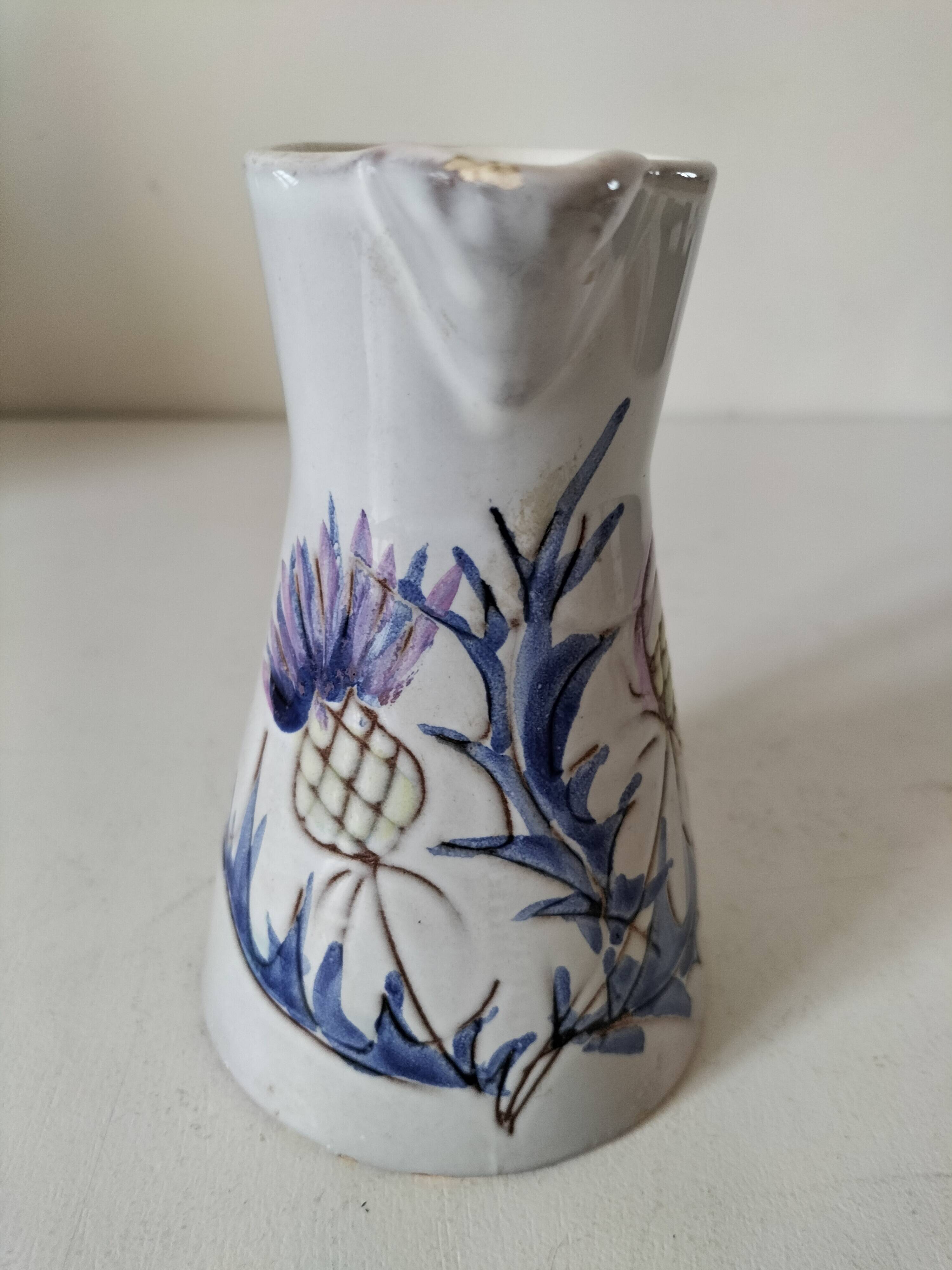 Petit pichet artisanal fleuri – charme champêtre