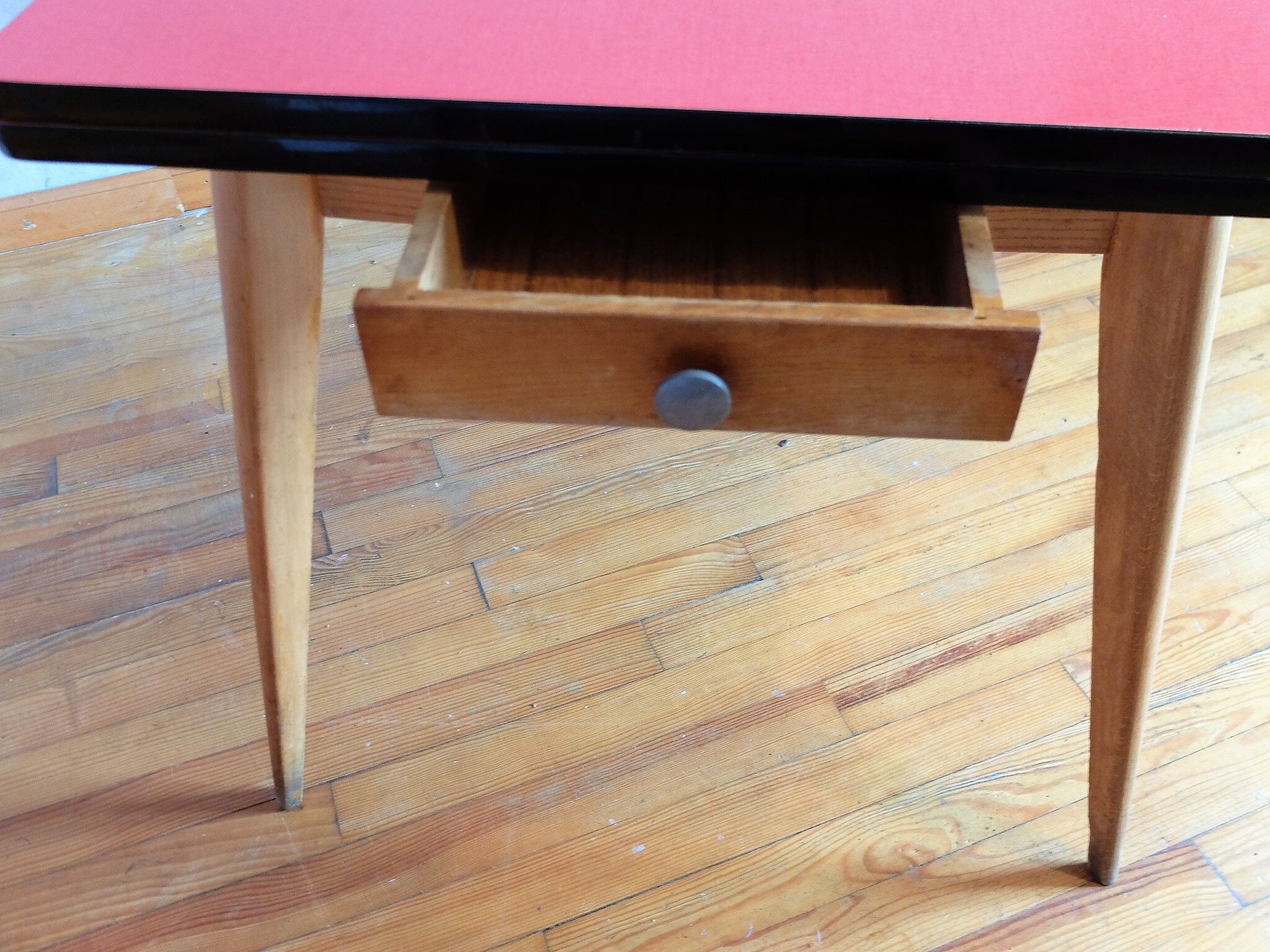 Table de cuisine dessus en formica rouge, 1950
