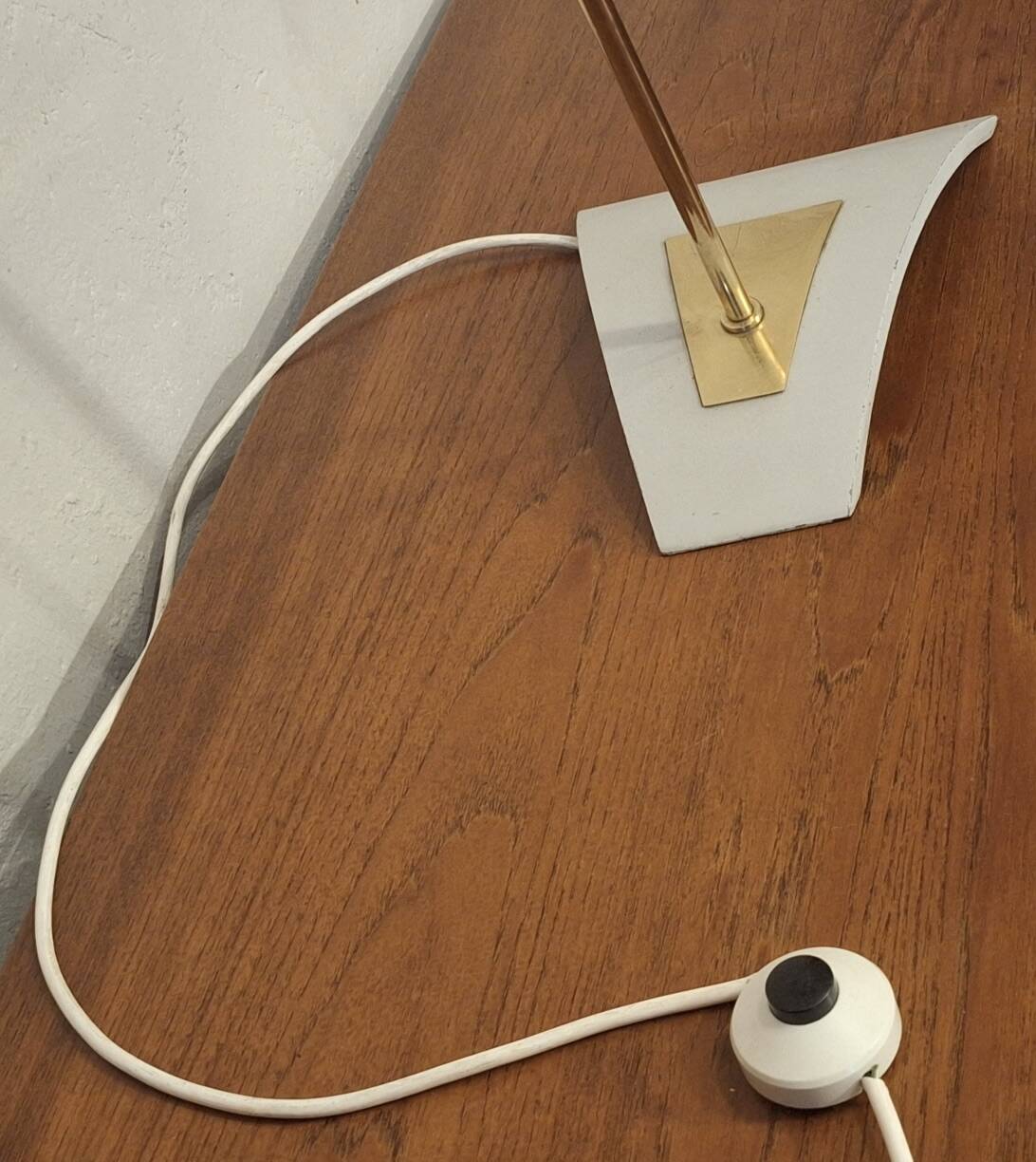 Lampadaire arc du milieu du siècle en laiton et métal perforé, années 1960.