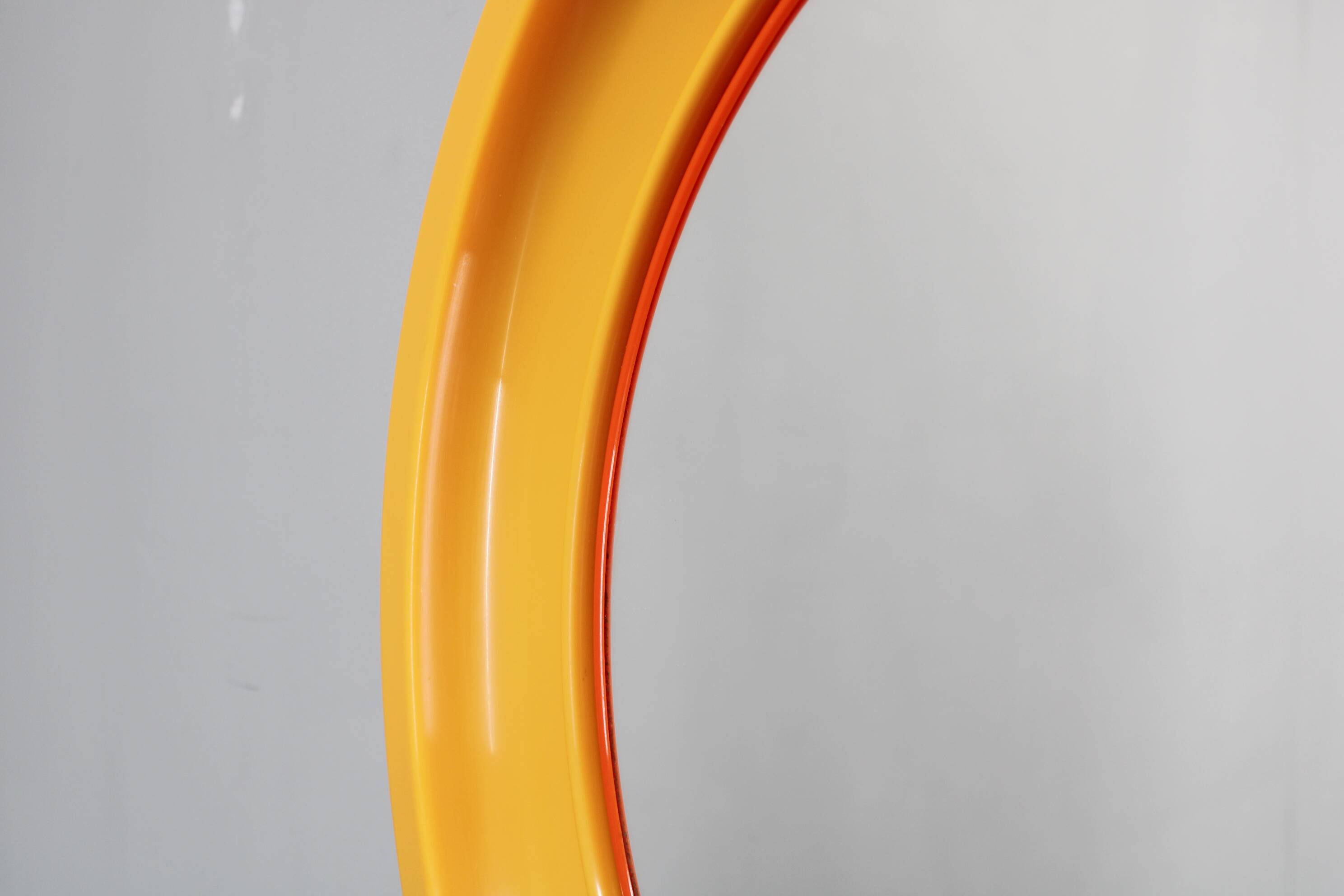 Miroir rond italien des années 1970 de la marque Salc, avec cadre en plastique jaune orangé.