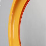 Miroir rond italien des années 1970 de la marque Salc, avec cadre en plastique jaune orangé.