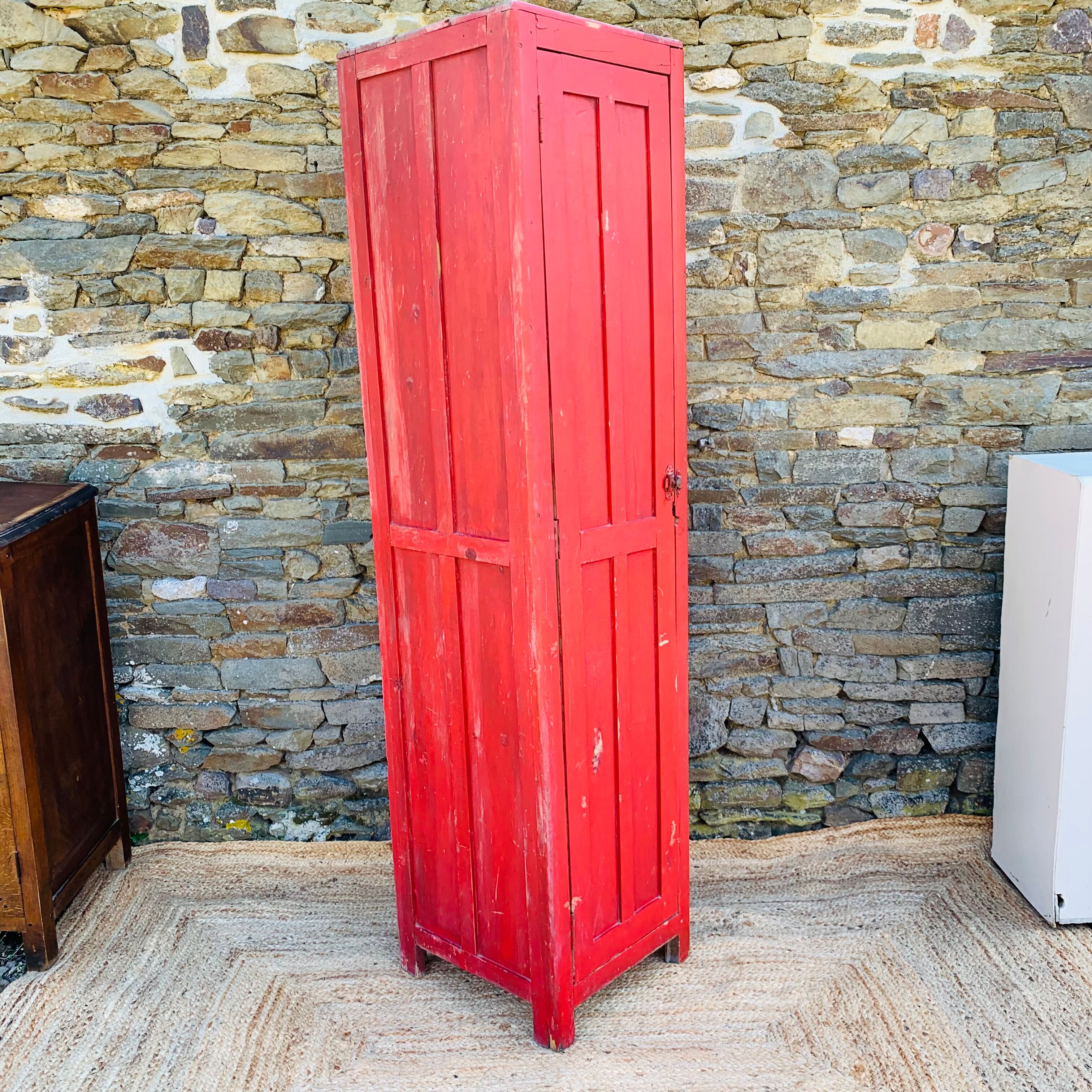 Red cloakroom 1 door