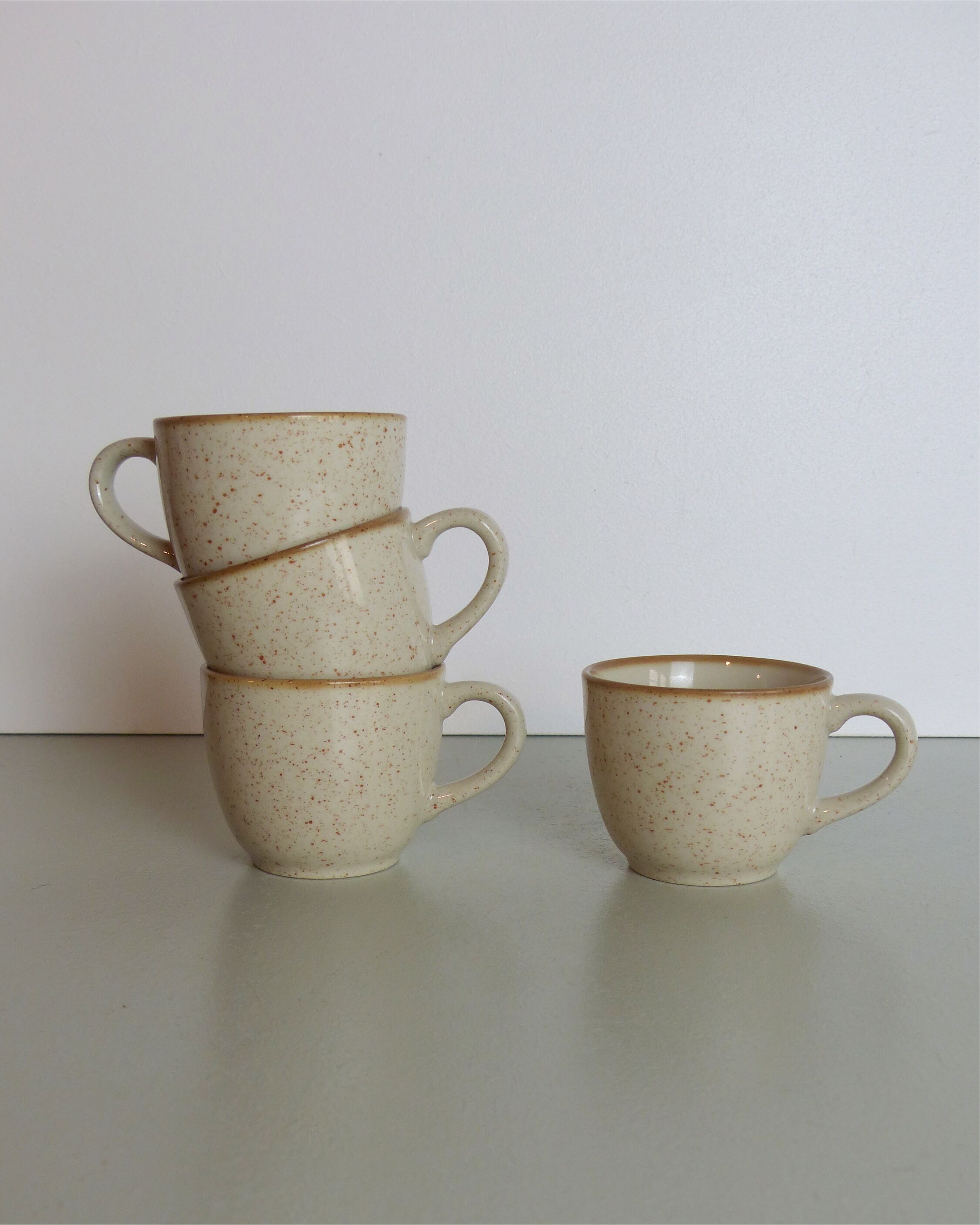 Set of 4 cups in beige speckled stoneware