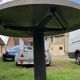 Table de bistrot jardin vintage panneau routier sens interdit