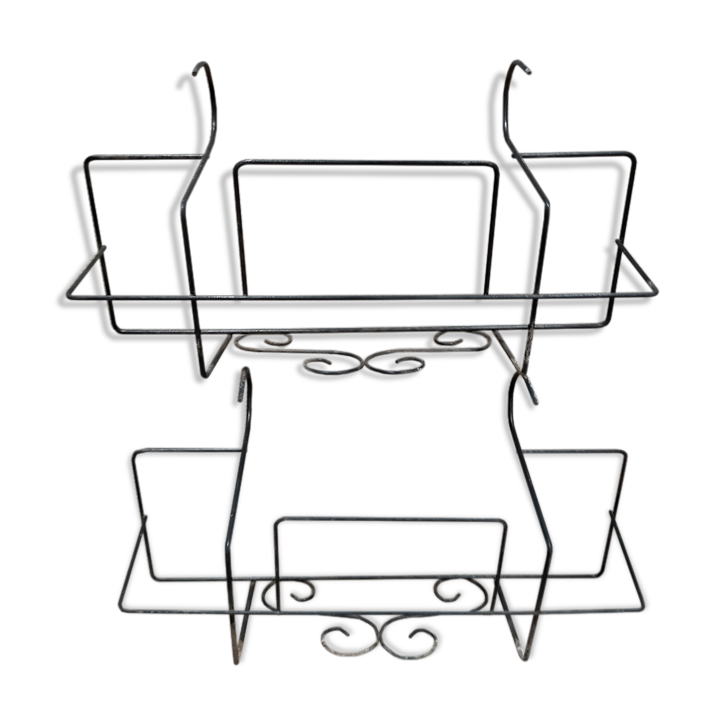 Set of two iron planters