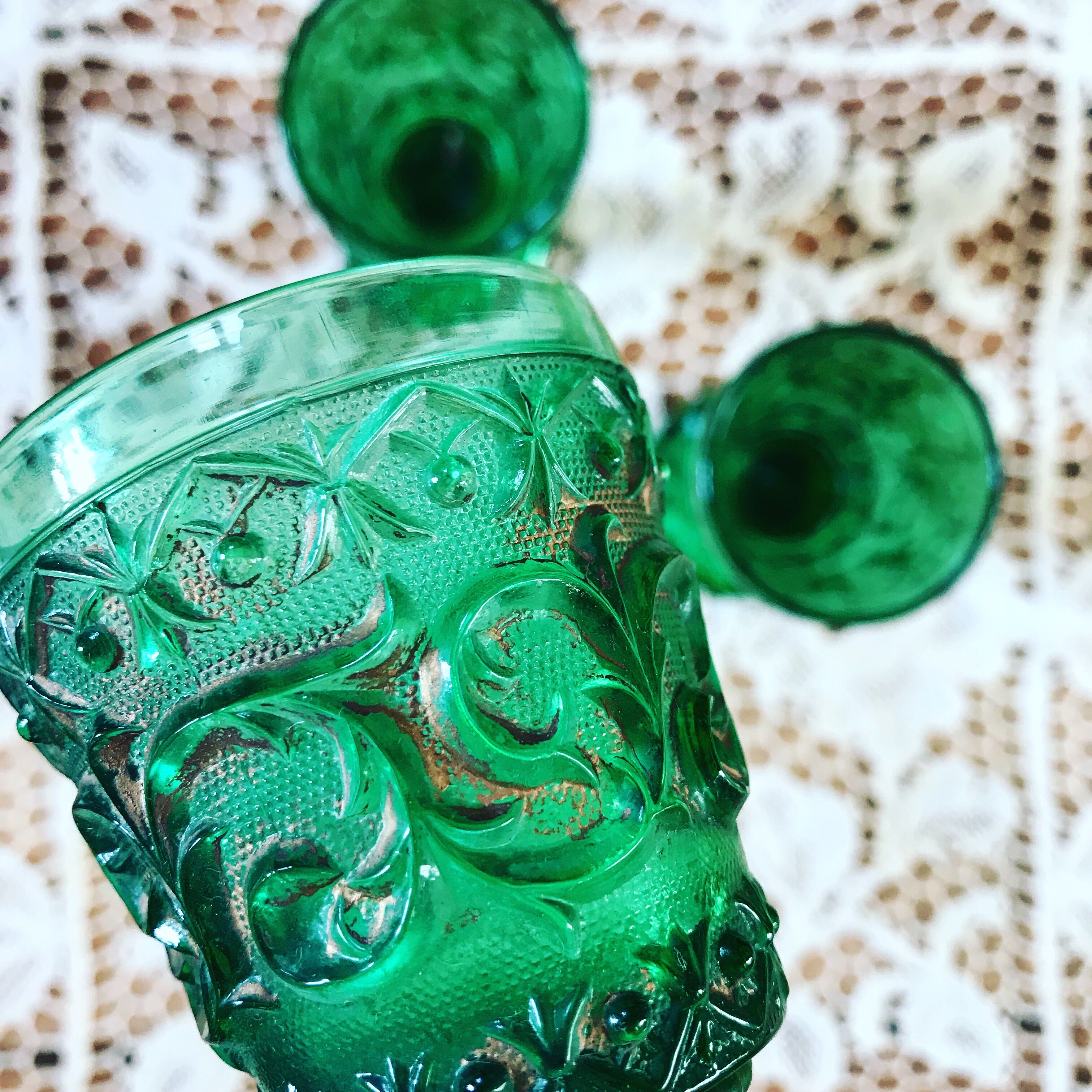 Set of 3 small glasses in Porto on foot. Green and gold glasses. Vintage. Vintage dishes. Art of the table