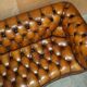Canapé Chesterfield vintage serpentin de luxe en cuir restauré