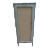Armoire vintage réenchantée en vert de gris.