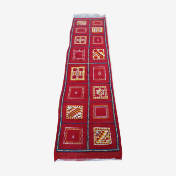 Tapis Marocain rouge format couloir en laine, années 70