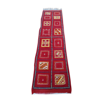 Tapis Marocain rouge format couloir en laine, années 70