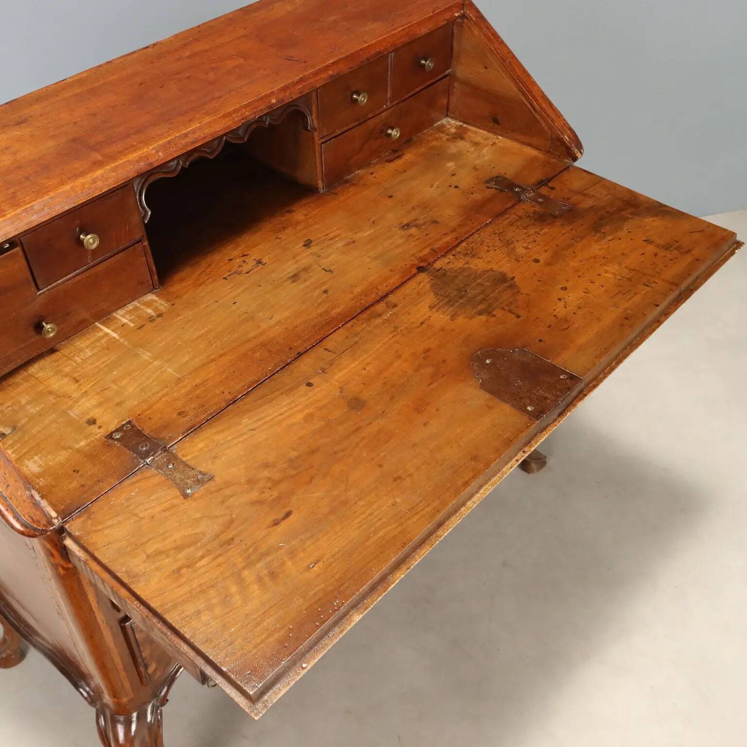 Antique baroque secretary cabinet with a drop-down front in walnut and maple, Italy, 18th century.