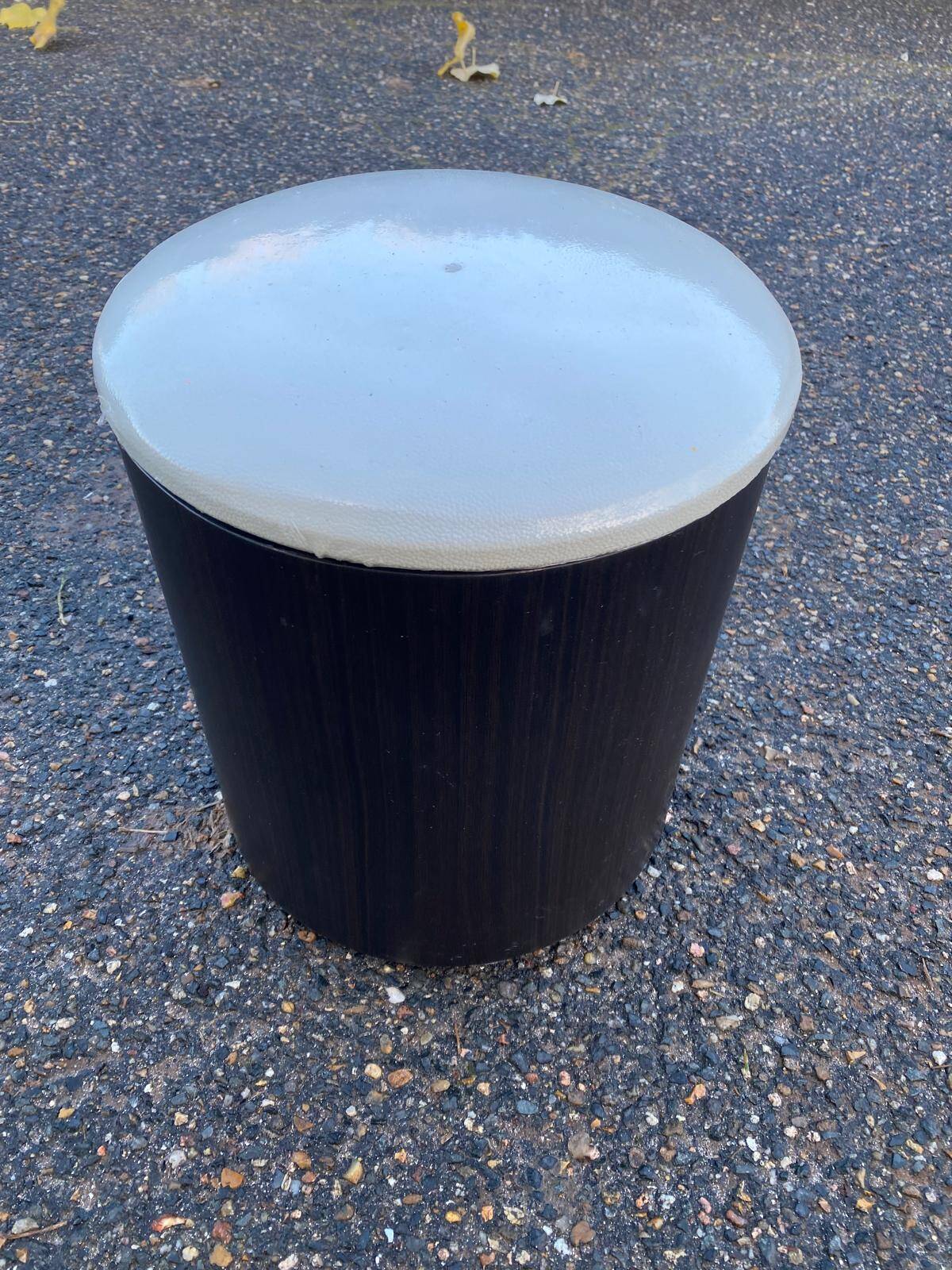 Vintage pouf from the 60s/70s in white and dark brown leather