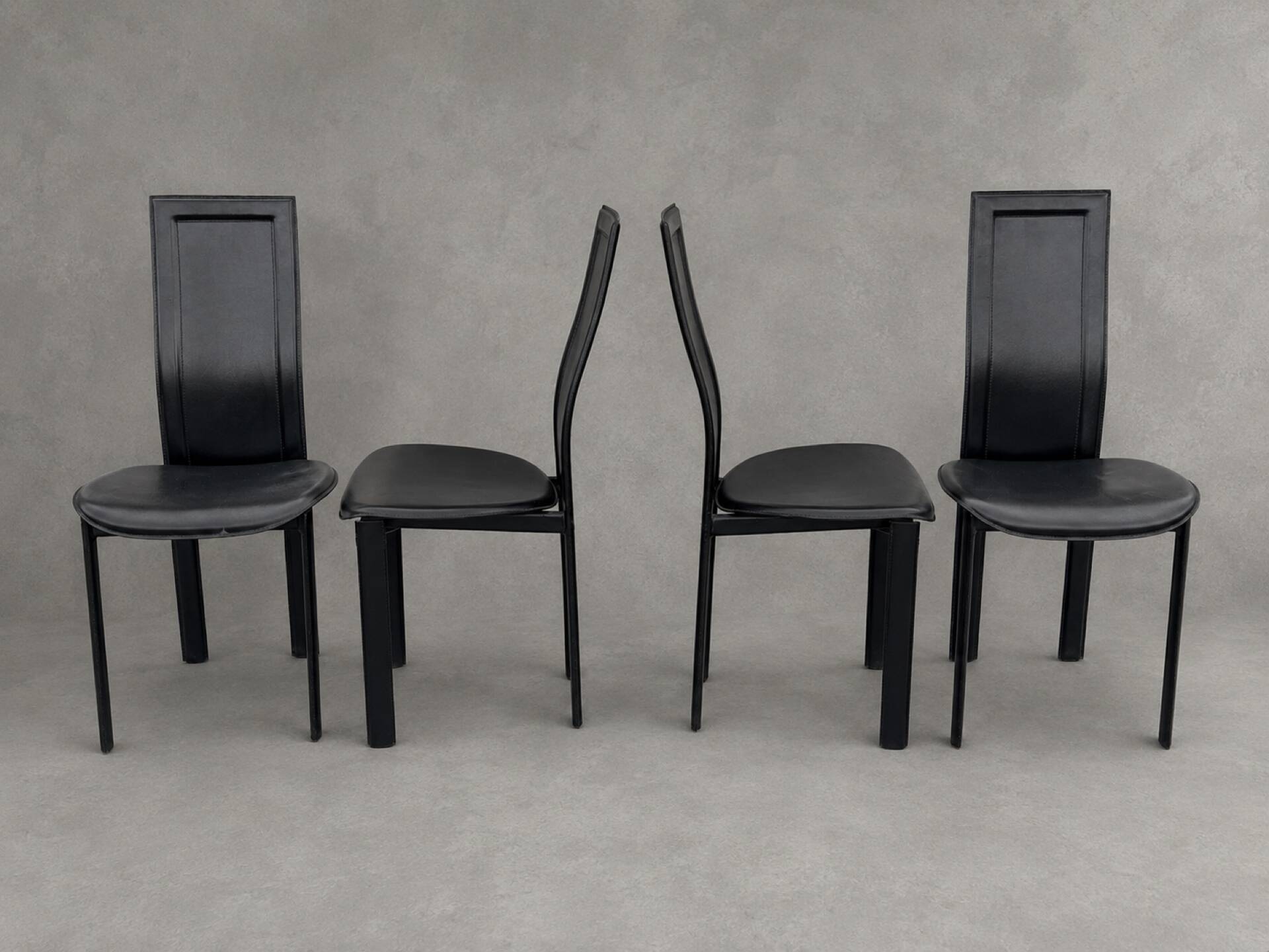 4 black leather chairs – Elegance and design