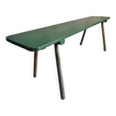 Banc ancien en pin avec pieds en châtaignier, finition peinte en vert, France vers 1900–1930