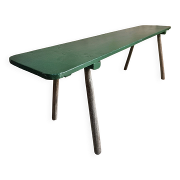 Banc ancien en pin avec pieds en châtaignier, finition peinte en vert, France vers 1900–1930