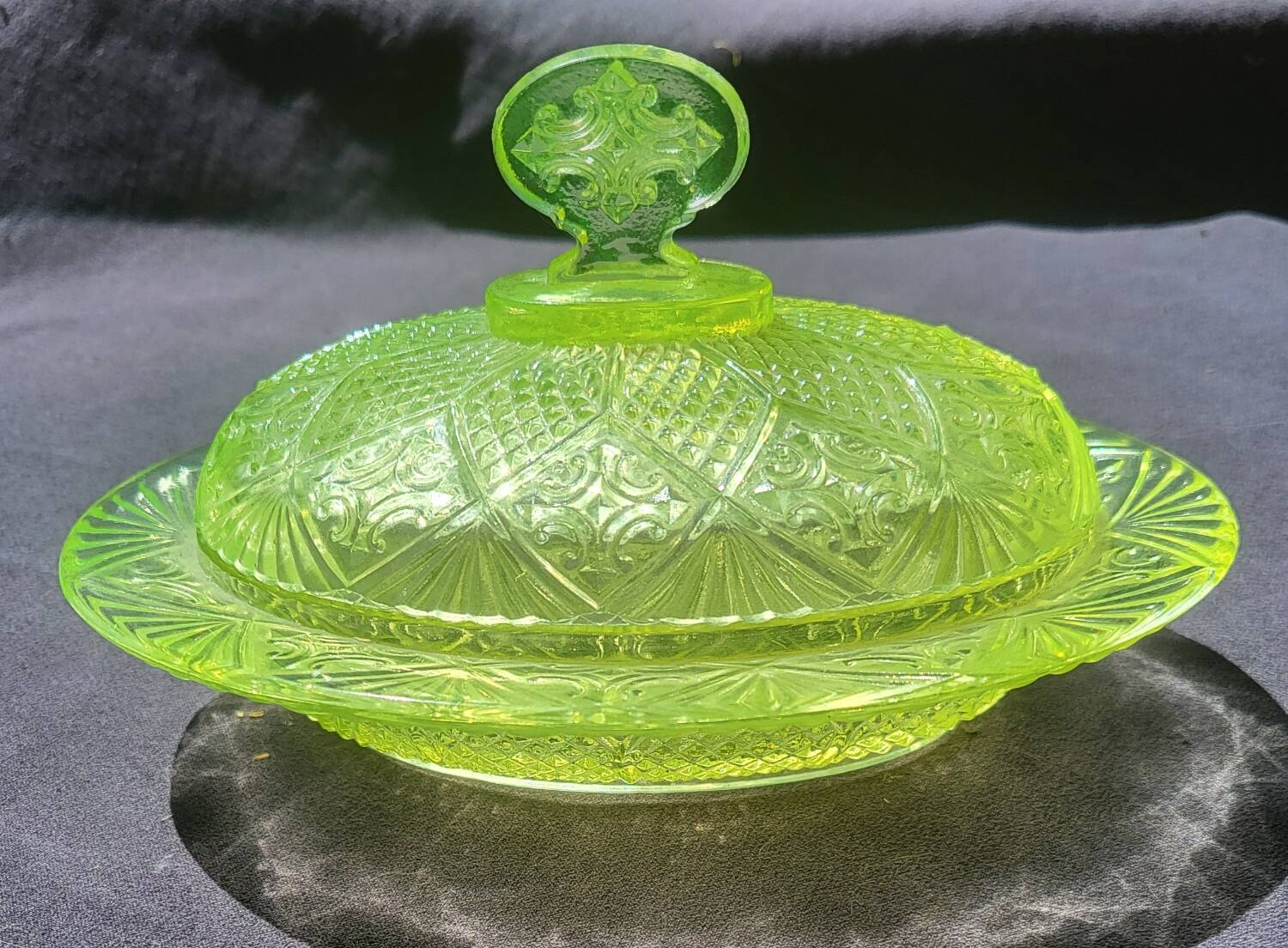 “Neo Gothic” butter dish in uraline