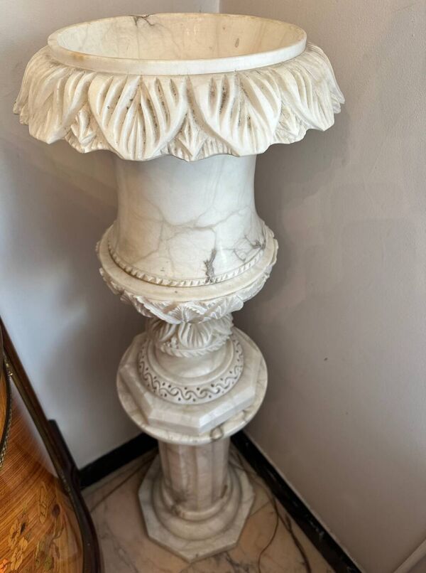 Colonne avec vasque en marbre blanc sculpté