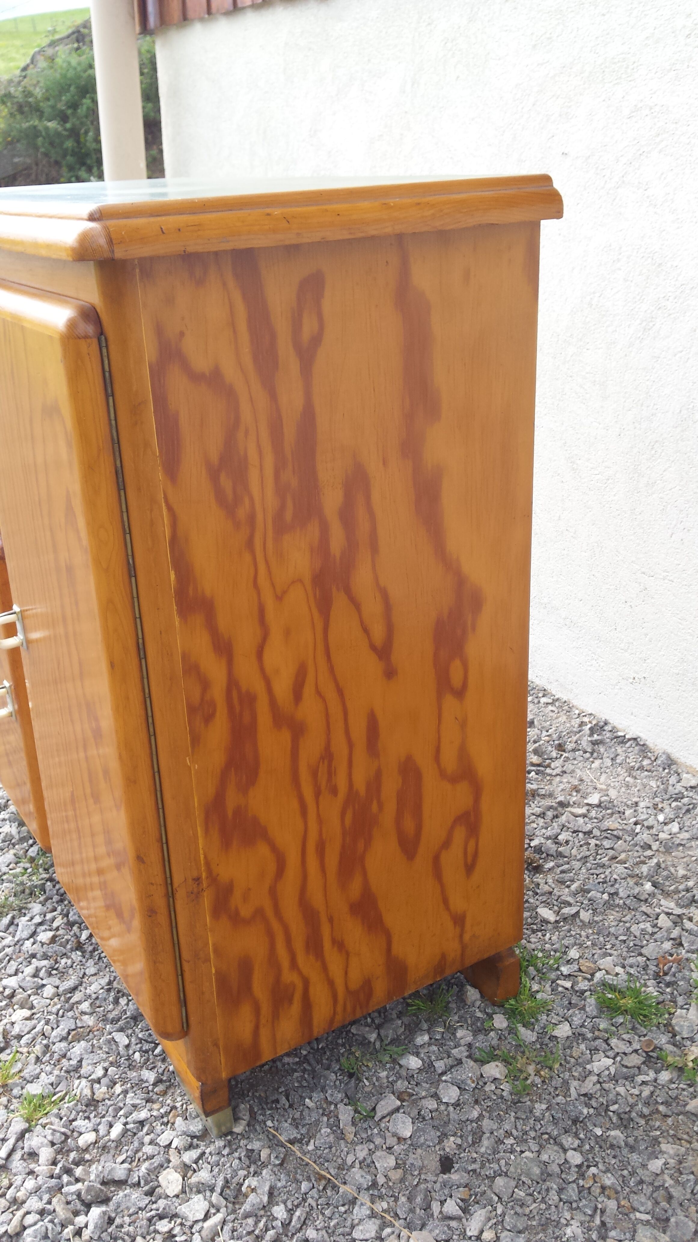 Honey-coloured mado buffet