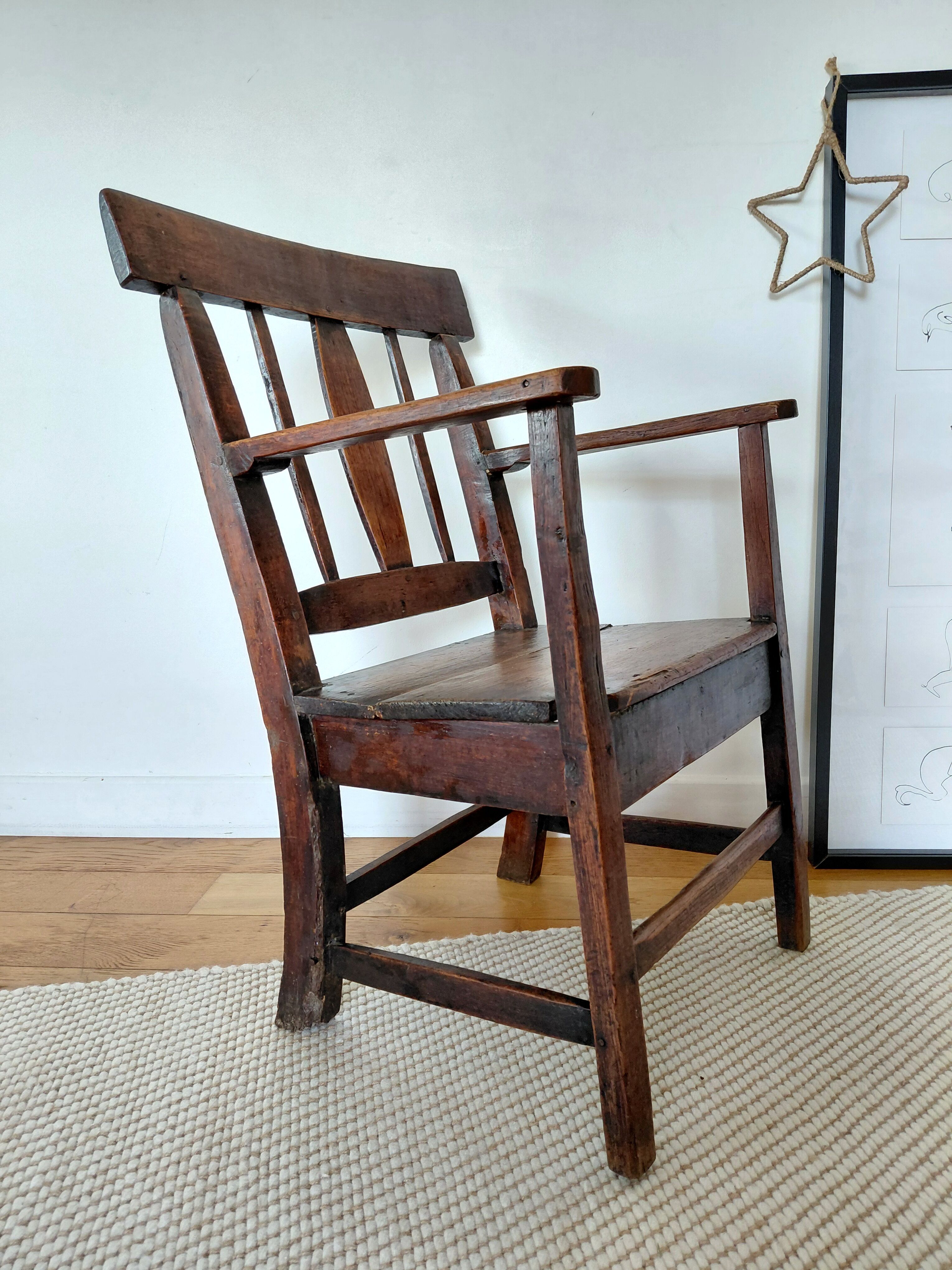 Fauteuil ancien en chêne massif-style Gallois et Art Populaire