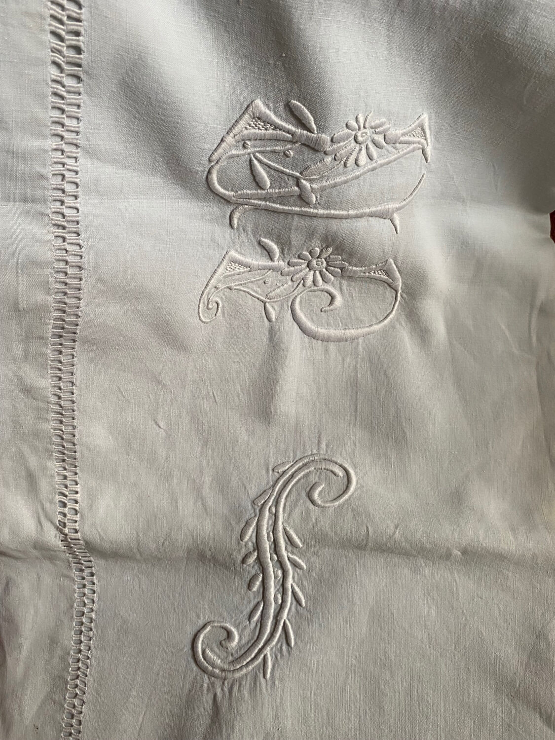 Drap ancien en fil de coton monogramme et brodé .