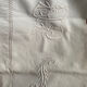 Drap ancien en fil de coton monogramme et brodé .