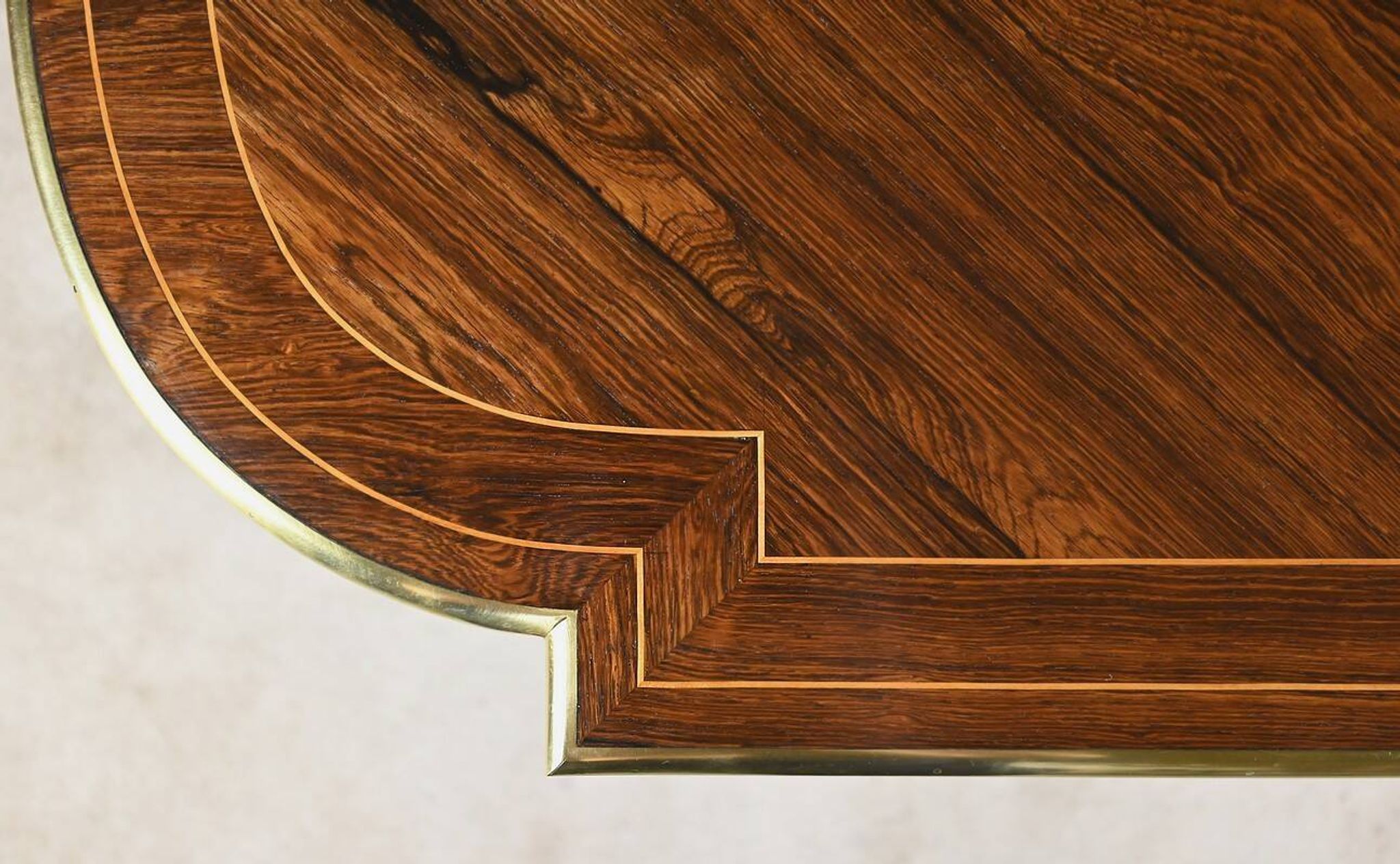 Middle table in rosewood veneer, Napoléon III period – 2nd half of the 19th century.