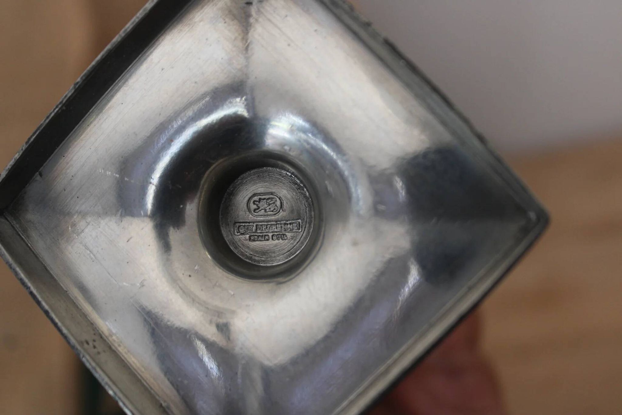 Soliflore ou bougeoir vintage en métal argenté – Colonne cannelée sur socle carré