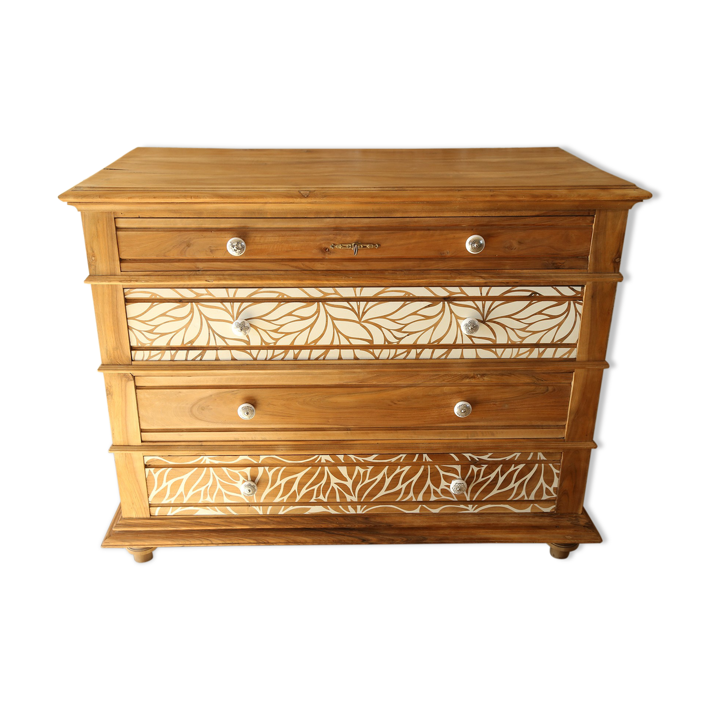 Walnut chest of drawers