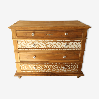 Walnut chest of drawers