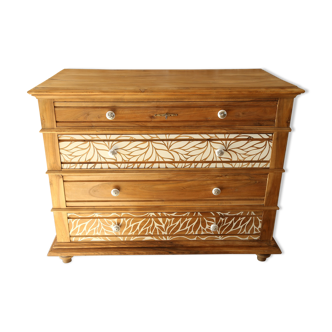 Walnut chest of drawers