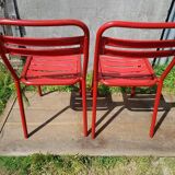 4 chaises tolix T2 en métal rouge et noir et table bistrot blanche vintage