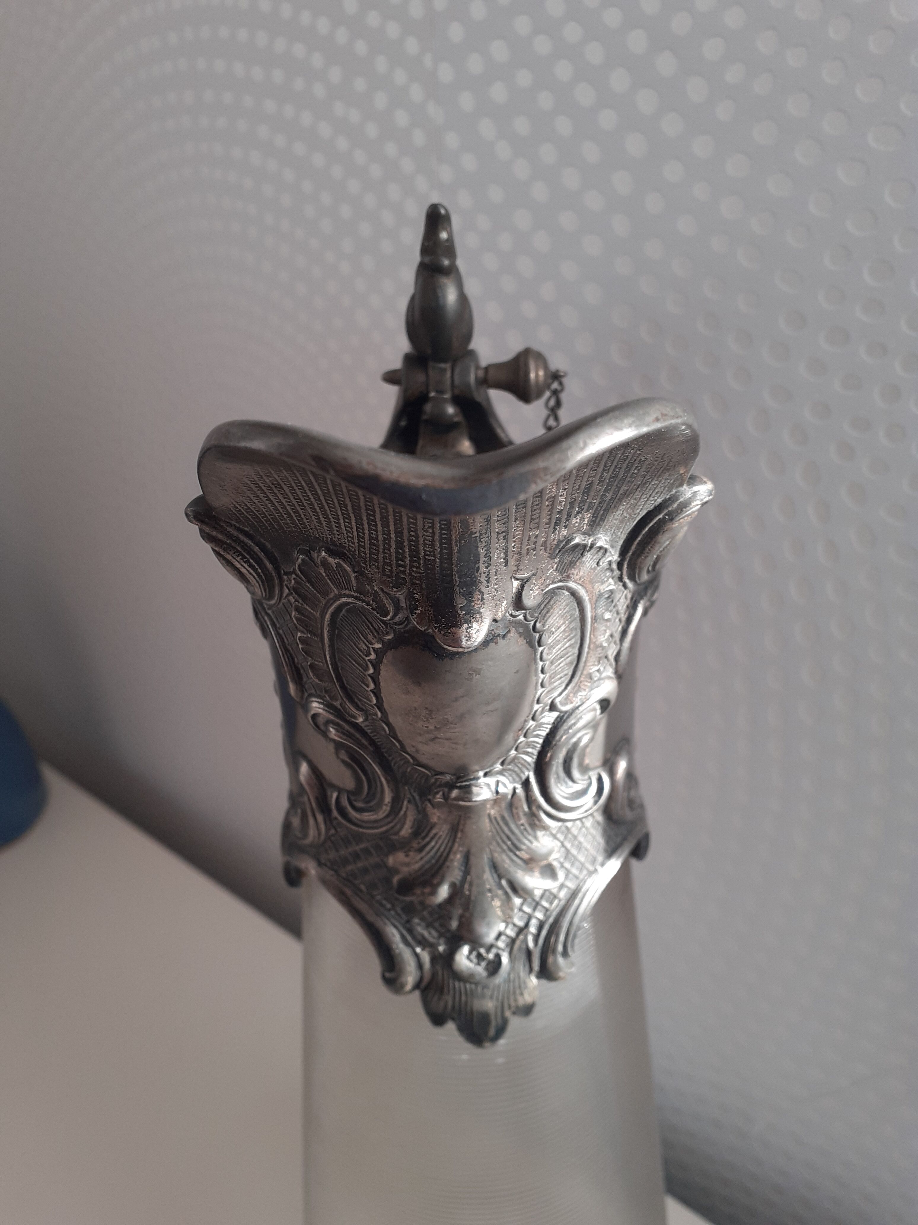 Aiguière ancienne en verre et étain