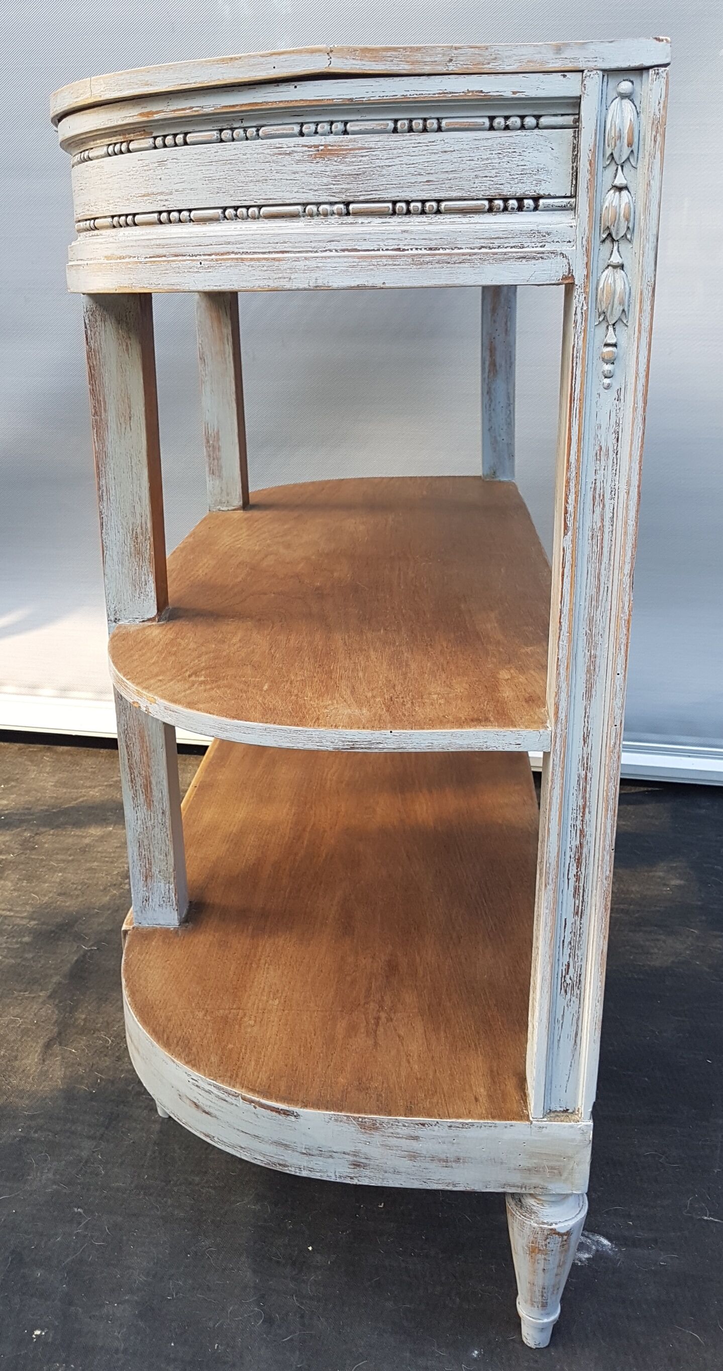 3-plate Gustavian-style curved console