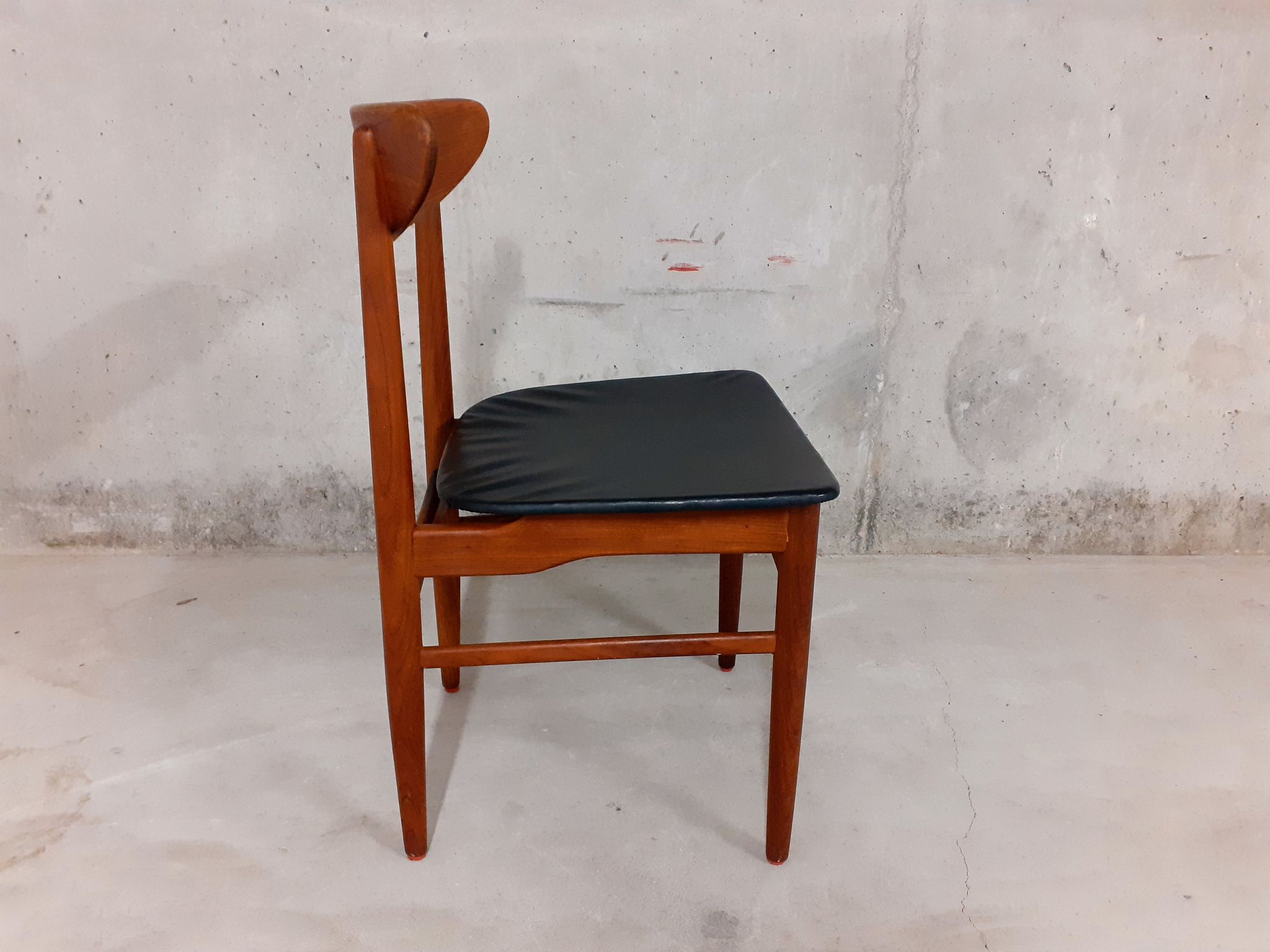 Vintage Danish Scandinavian chair in 60s teak, stamped Dyrlund Denmark