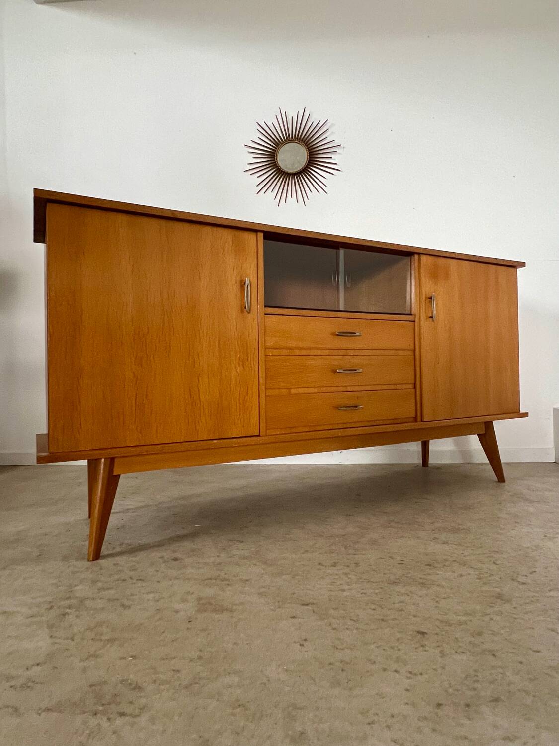 Ancien bahut enfilade en chêne clair pied compas design des années 50 vintage
