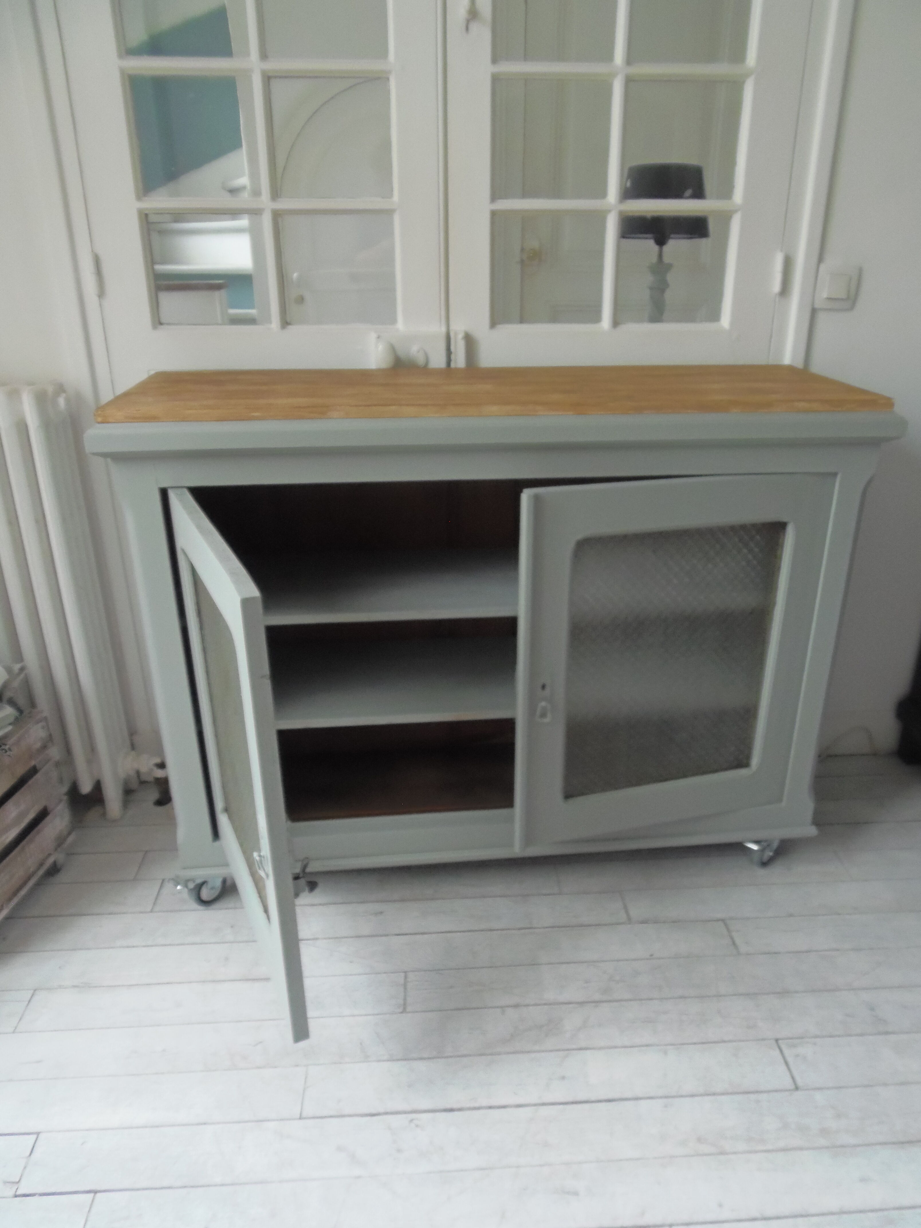 Vintage buffet on grey green wheels, 2 glass doors, wooden tray.