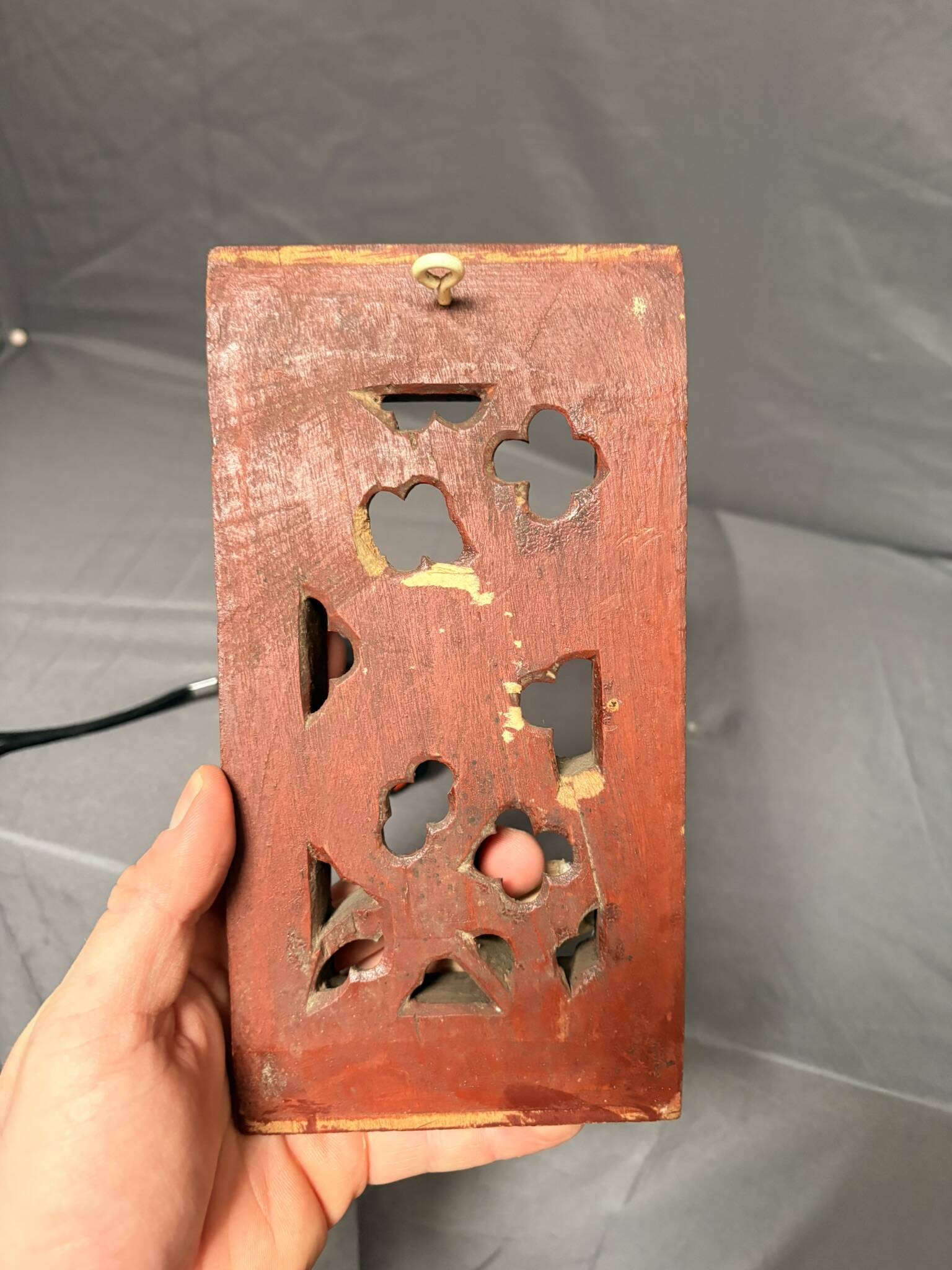 Ancien panneau en bois sculpté décor laqué doré fleurs et feuille de grenade, Chine