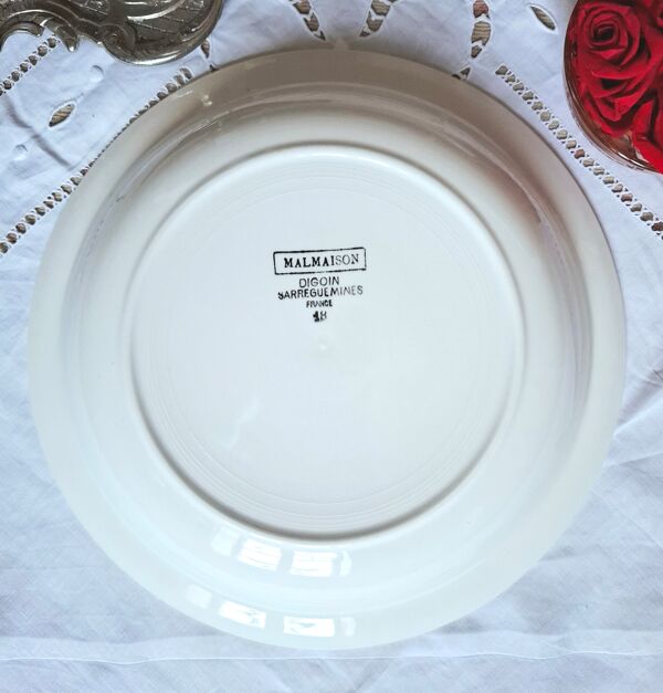 Assiettes plates anciennes dépareillées en faïence accompagnées d'un p