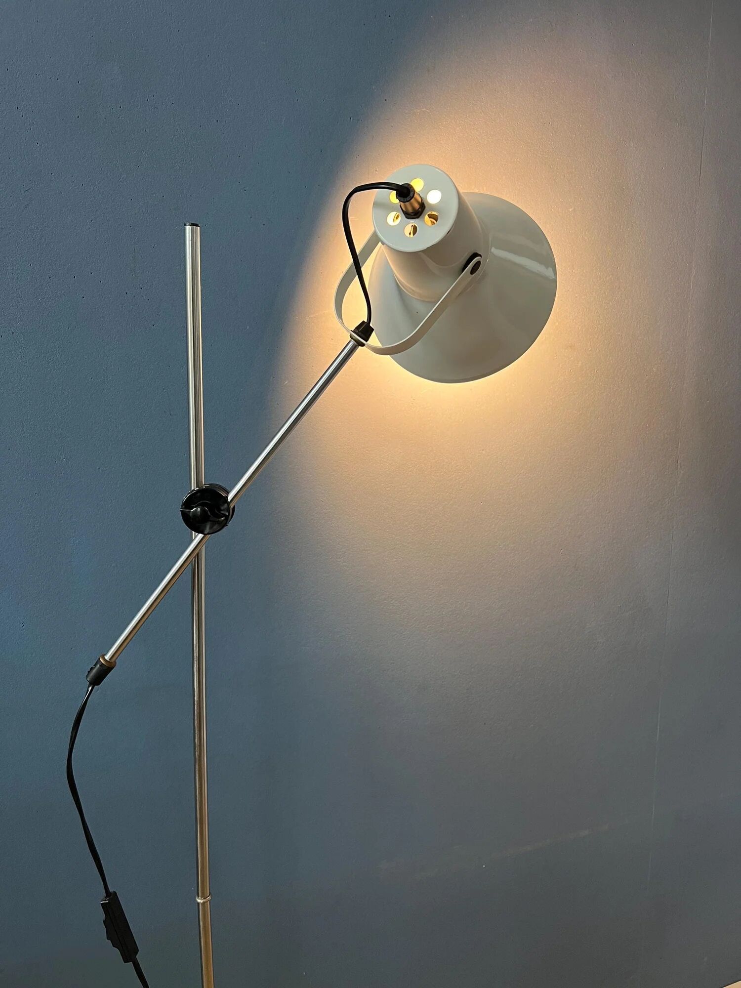 Petit lampadaire flexible blanc vintage