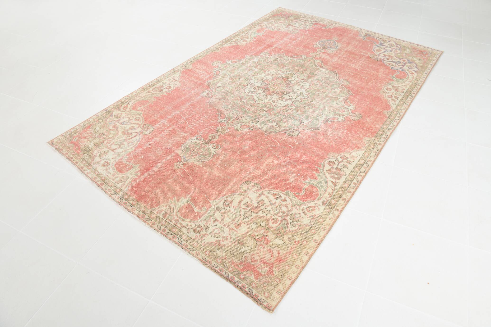 Tapis persan ancien noué main rouge corail, médaillon central floral