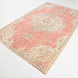 Tapis persan ancien noué main rouge corail, médaillon central floral