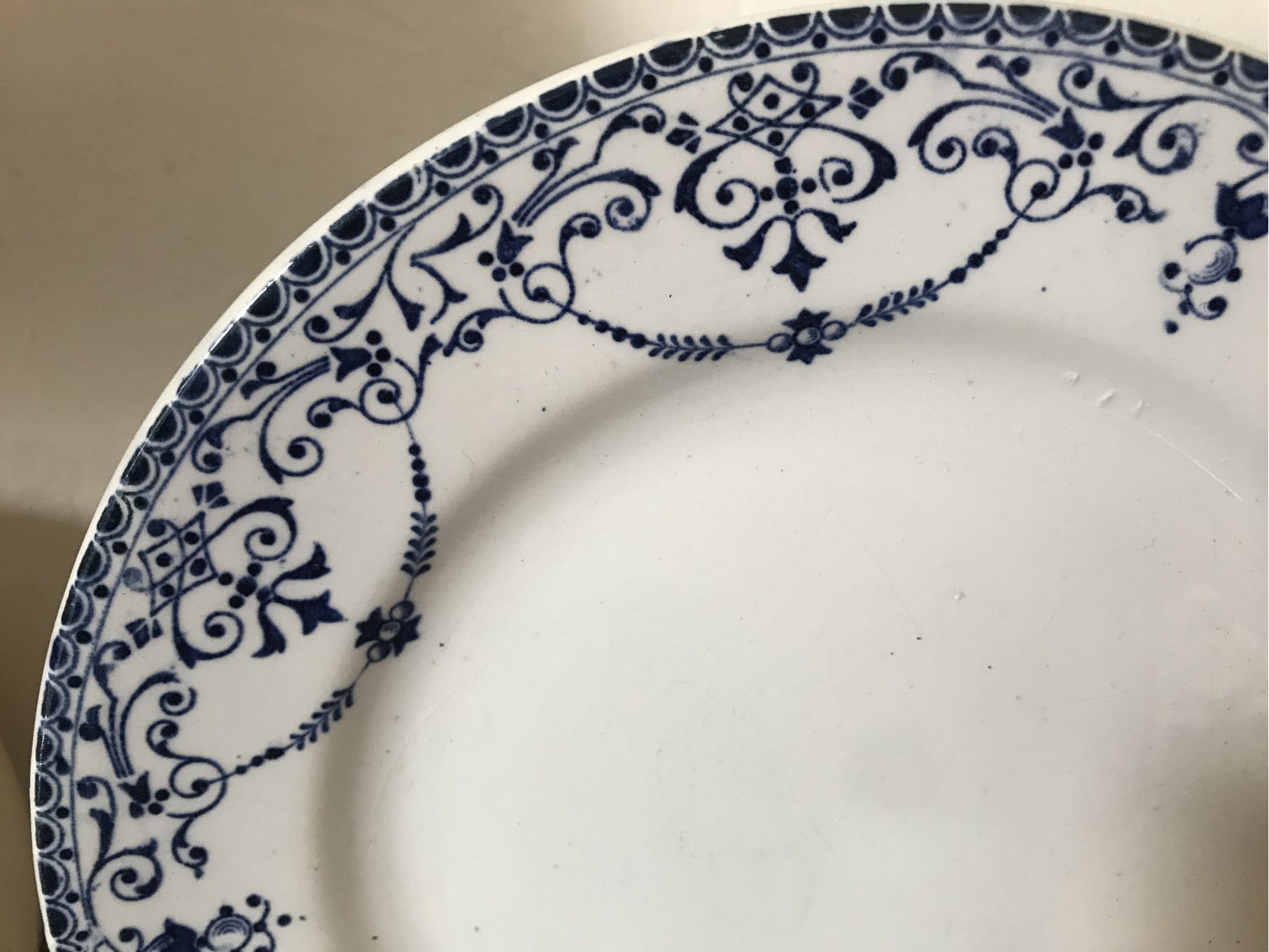 Lot of five flat plates Terre de fer